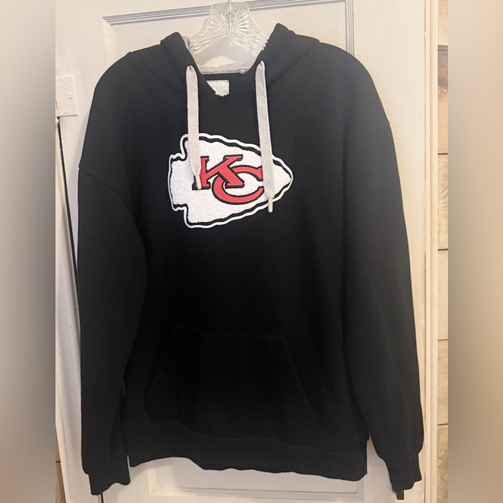 KANSAS CITY CHIEFS ANTIGUA LADIES BLACK CHENILLE LOGO VICTORY HOODED SWEATSHIRT - Picture 7 of 12